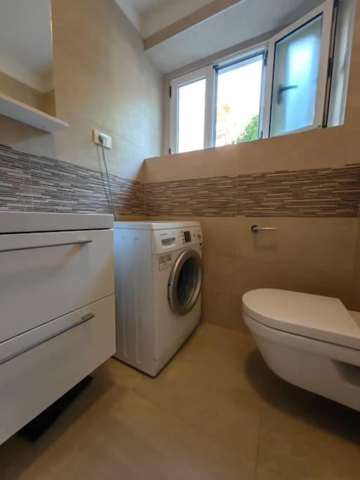 New 1 Bedroom Near Center And Beach Split Exterior foto